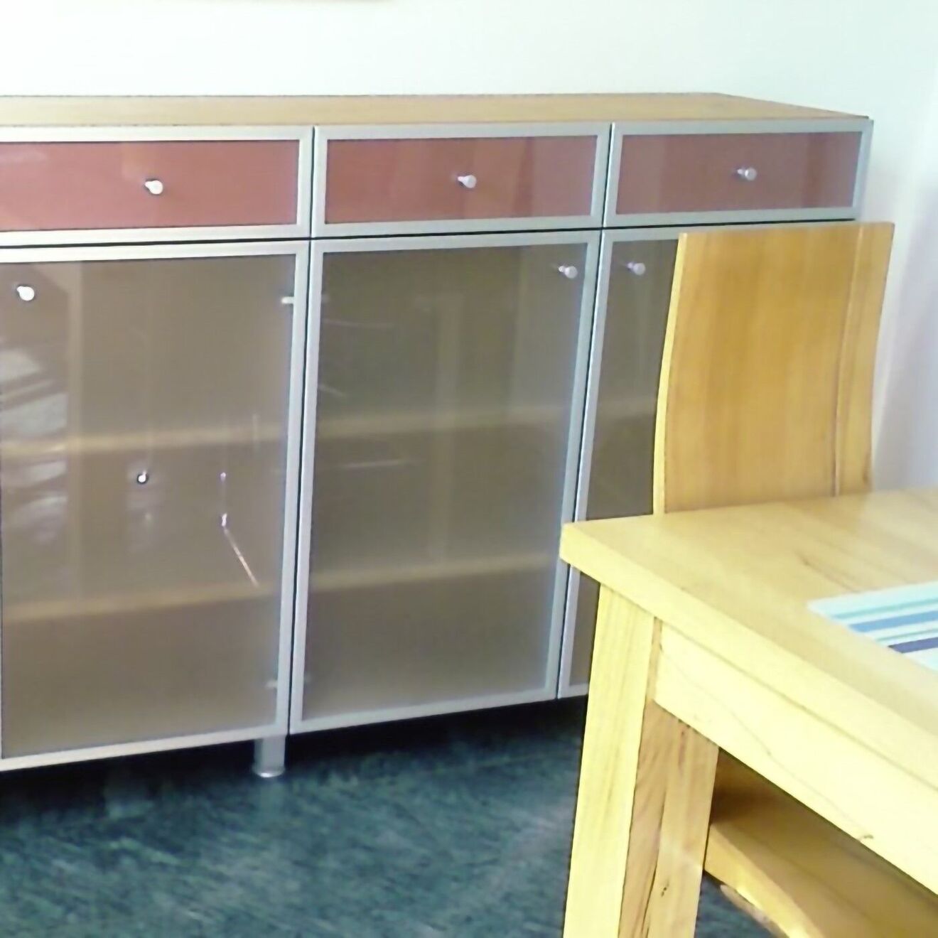 Sideboard mit Schubladen und Milchglastüren