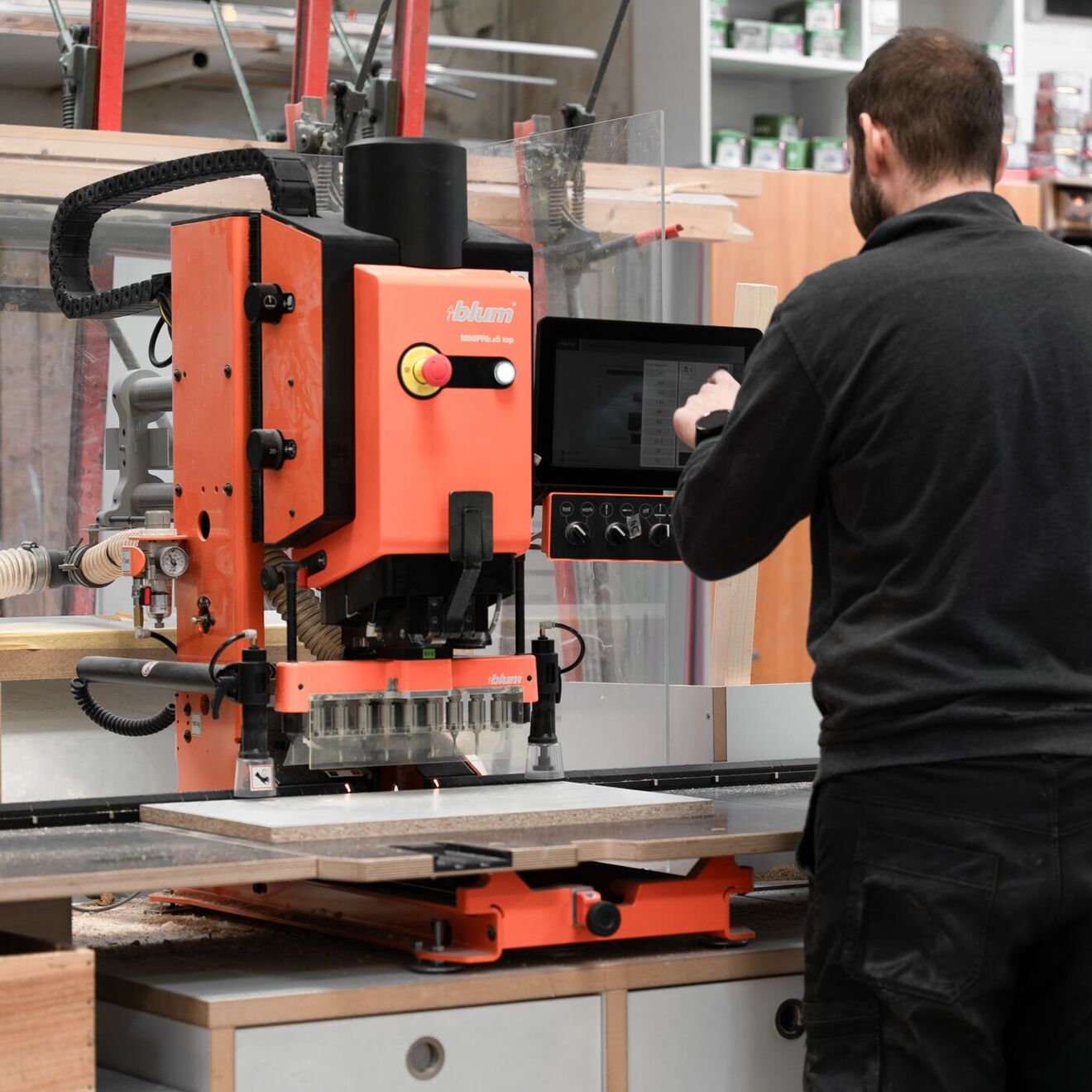 Schreiner an Maschine