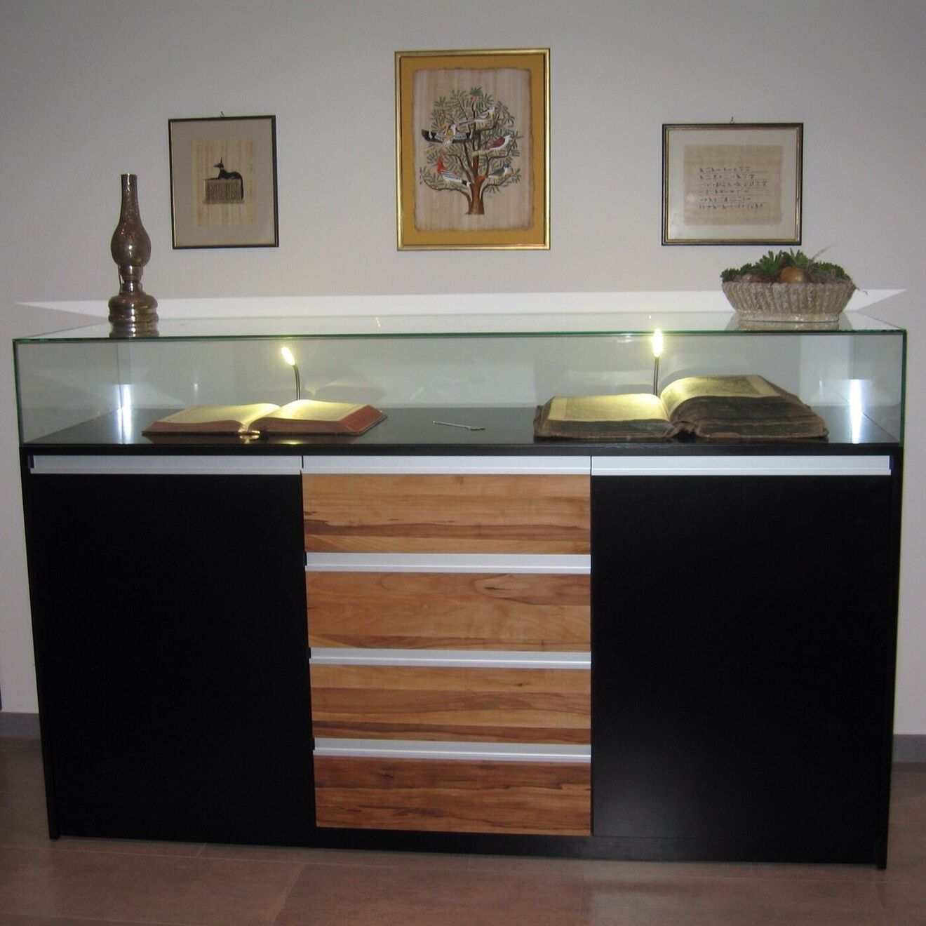 Kommode mit aufgesetzter Vitrine beleuchtet