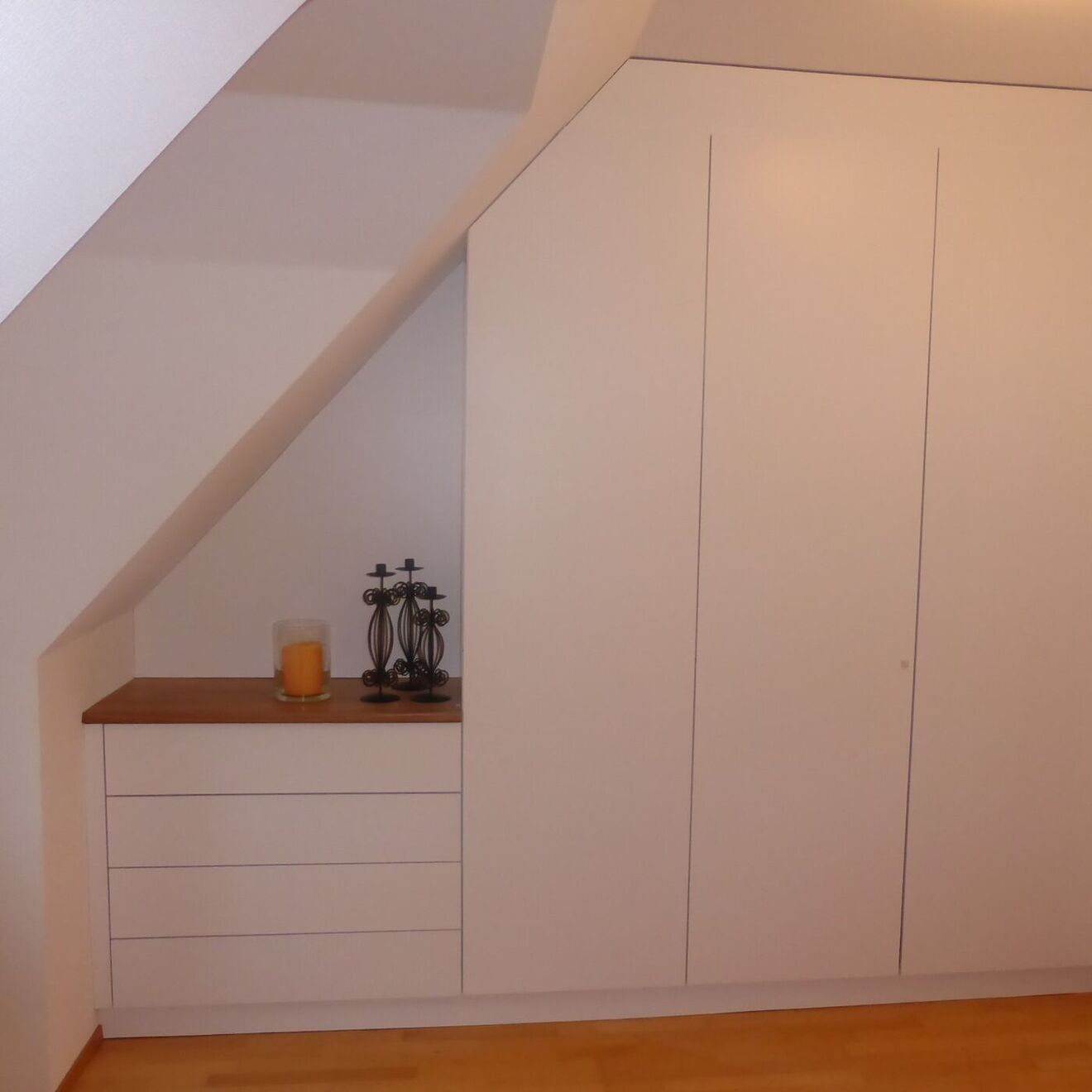 Einbauschrank in Dachschräge mit Schubladenstock und Ablagefläche