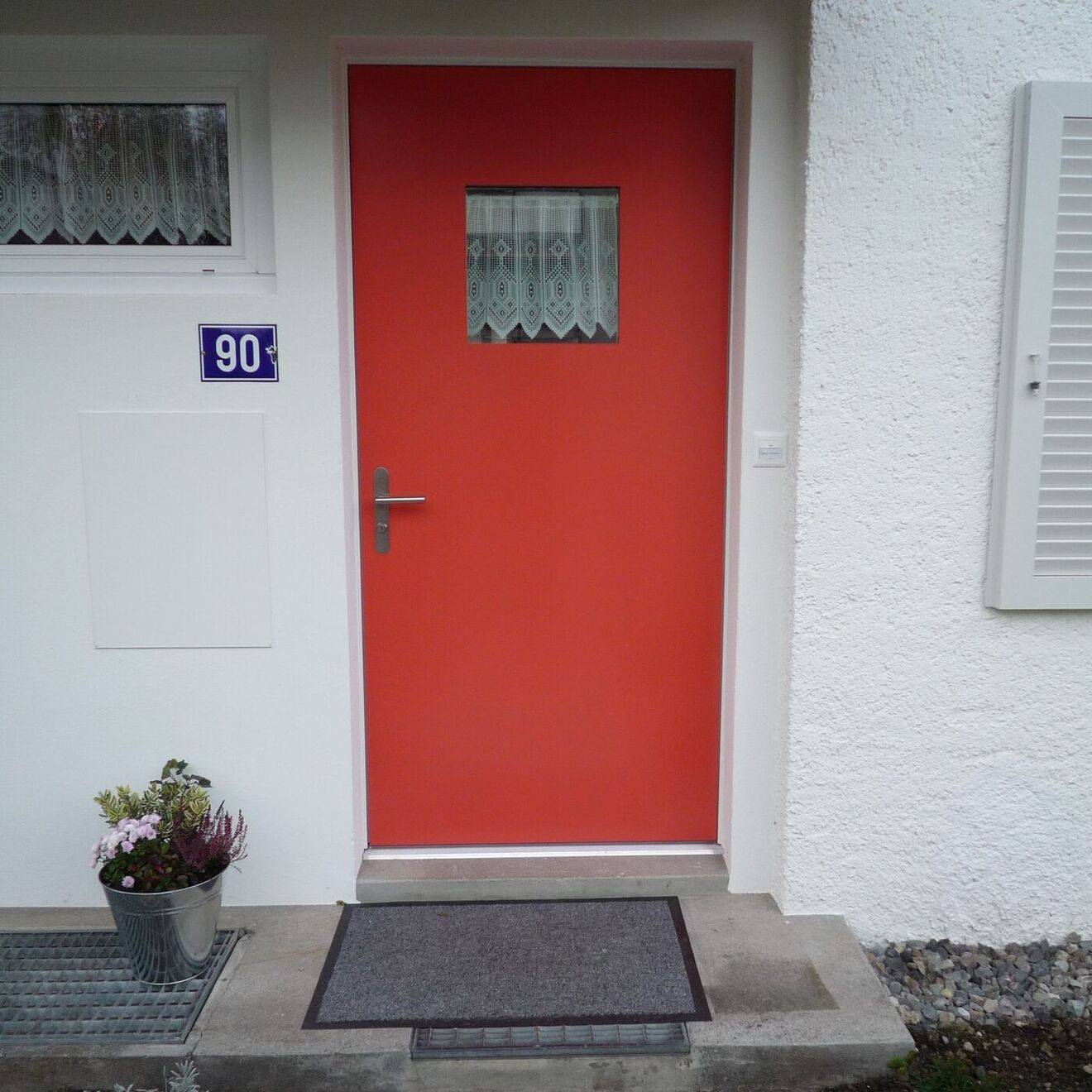 Hauseingangstüre modern Glasausschnitt rot