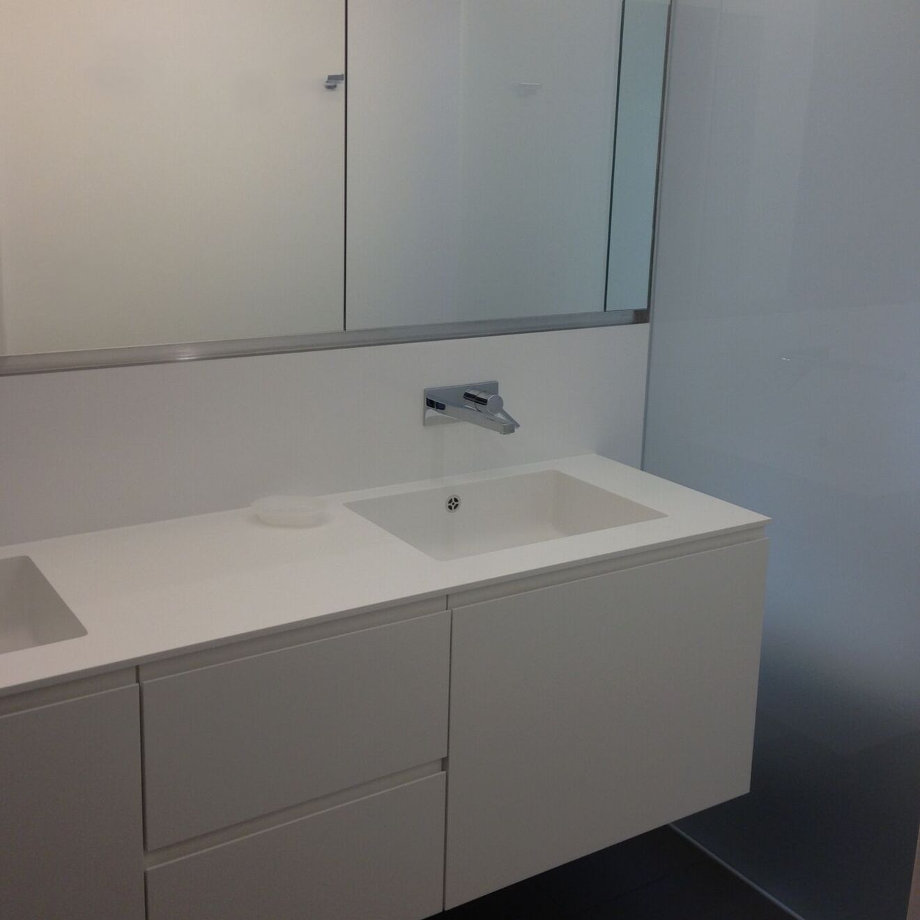 Lavabomöbel mit Abdeckung mit integriertem Becken Spiegelschrank