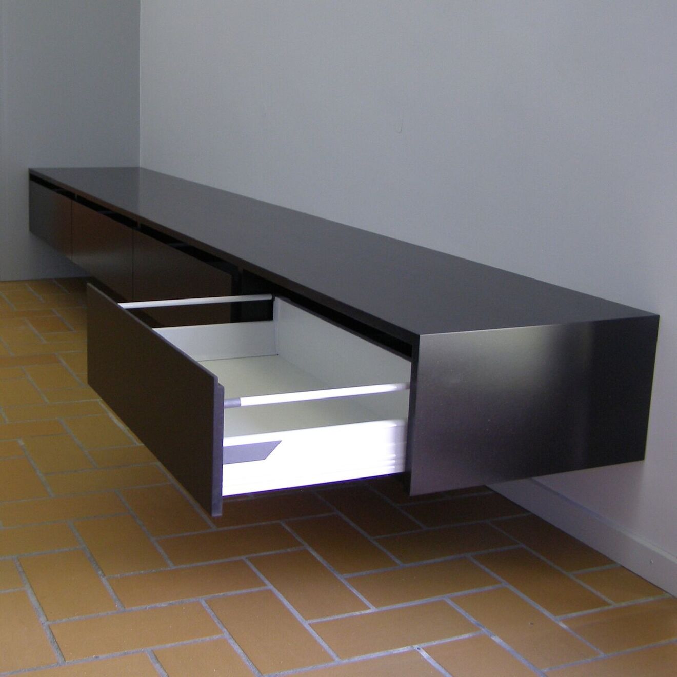 Schwebendes Wandboard mit Schubladen