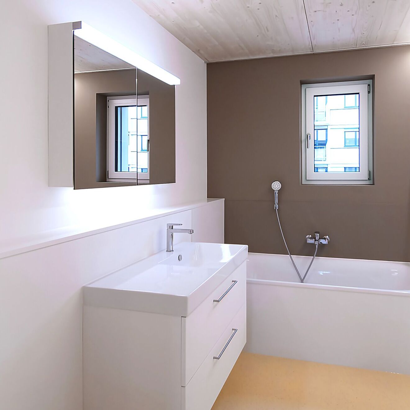 Lavabomöbel mit Spiegelschrank mit Simsbrett