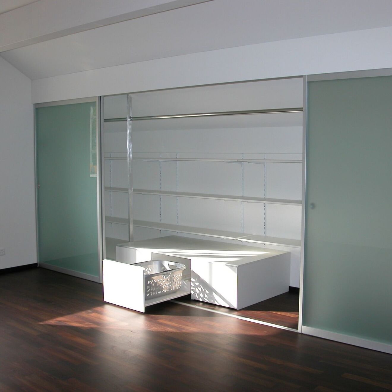 Schiebetürschrank in Ankleide mit Innenausbau Tablaren Wäschekörbe
