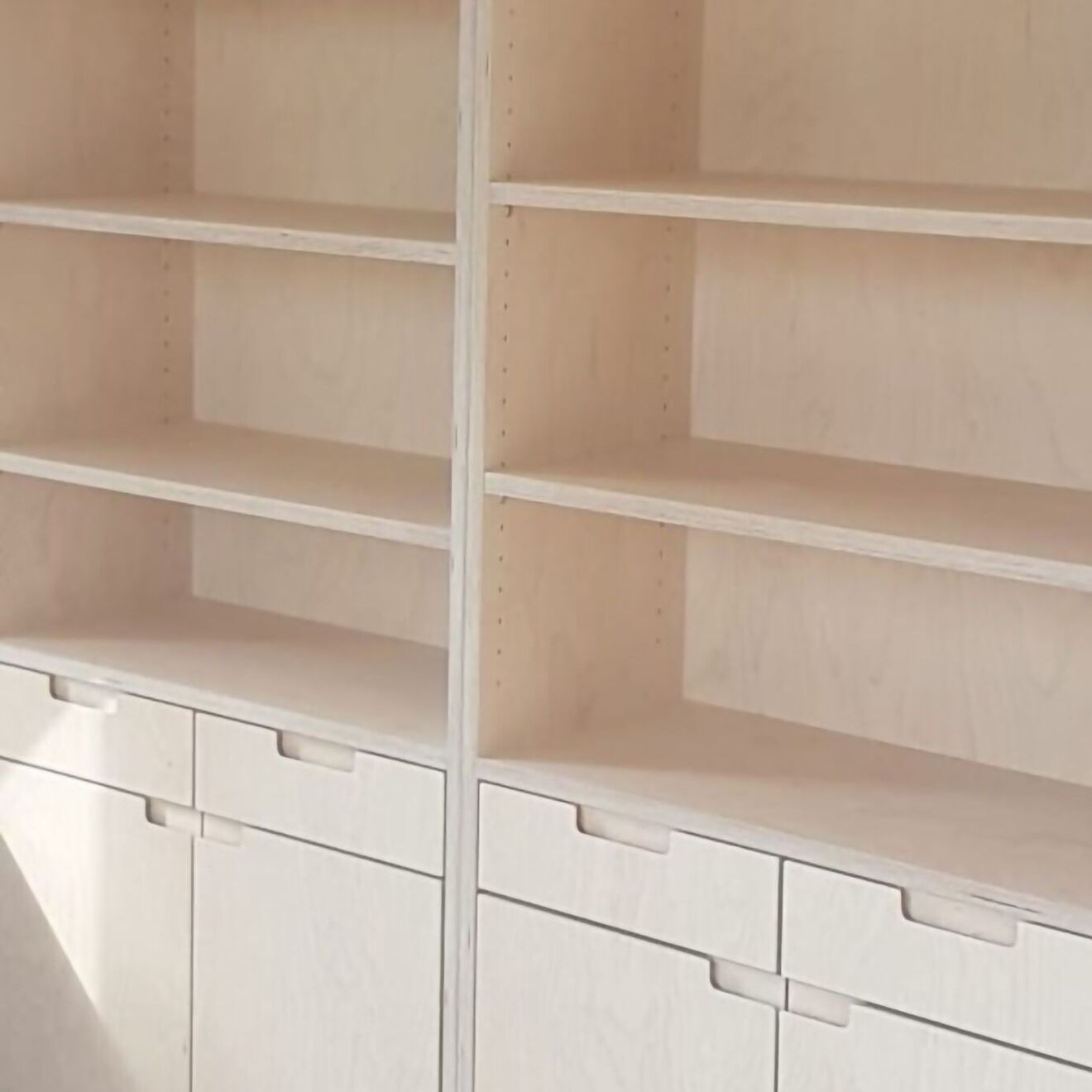 Bücherregal mit offenen geschlossenen Ablageflächen Schubladen für Arbeitsplatz