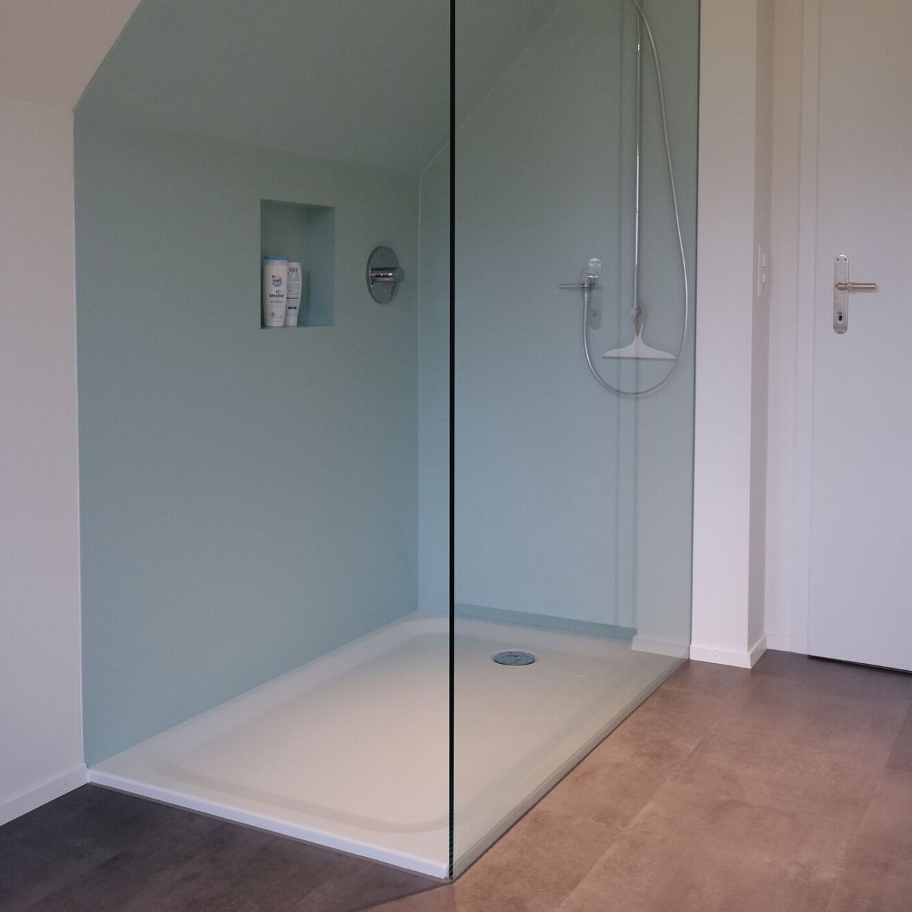 Dusch Glaswand an Dachschräge angepasst