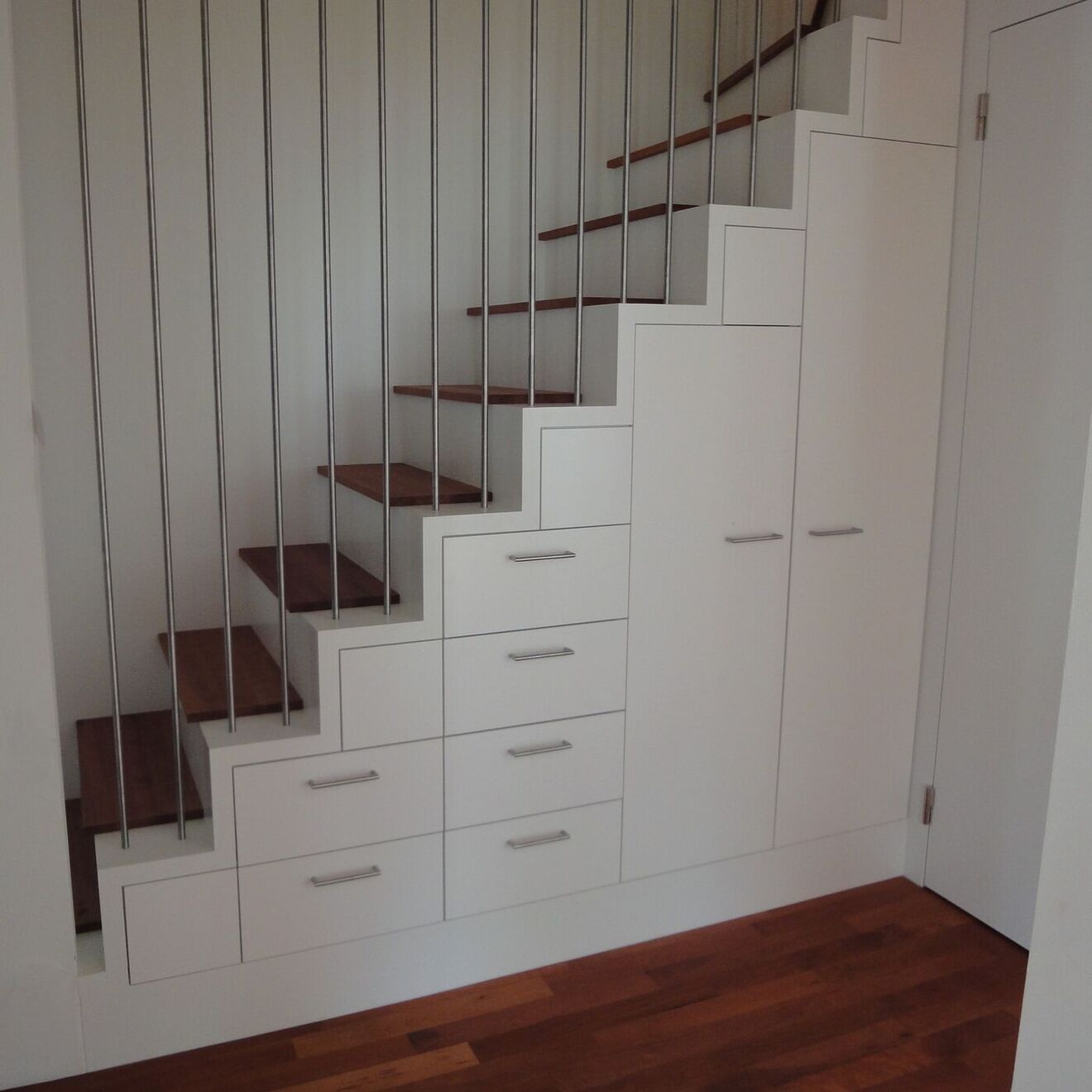 Stauraum unter Treppe mit Schubladen und Putzschrank