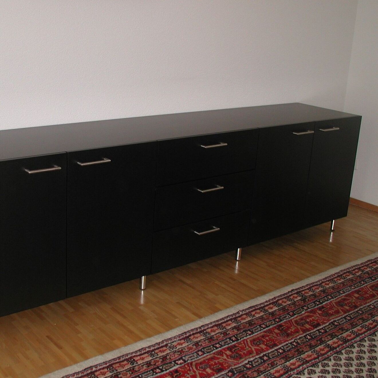 Sideboard mit Schubladen und Tablarschränke