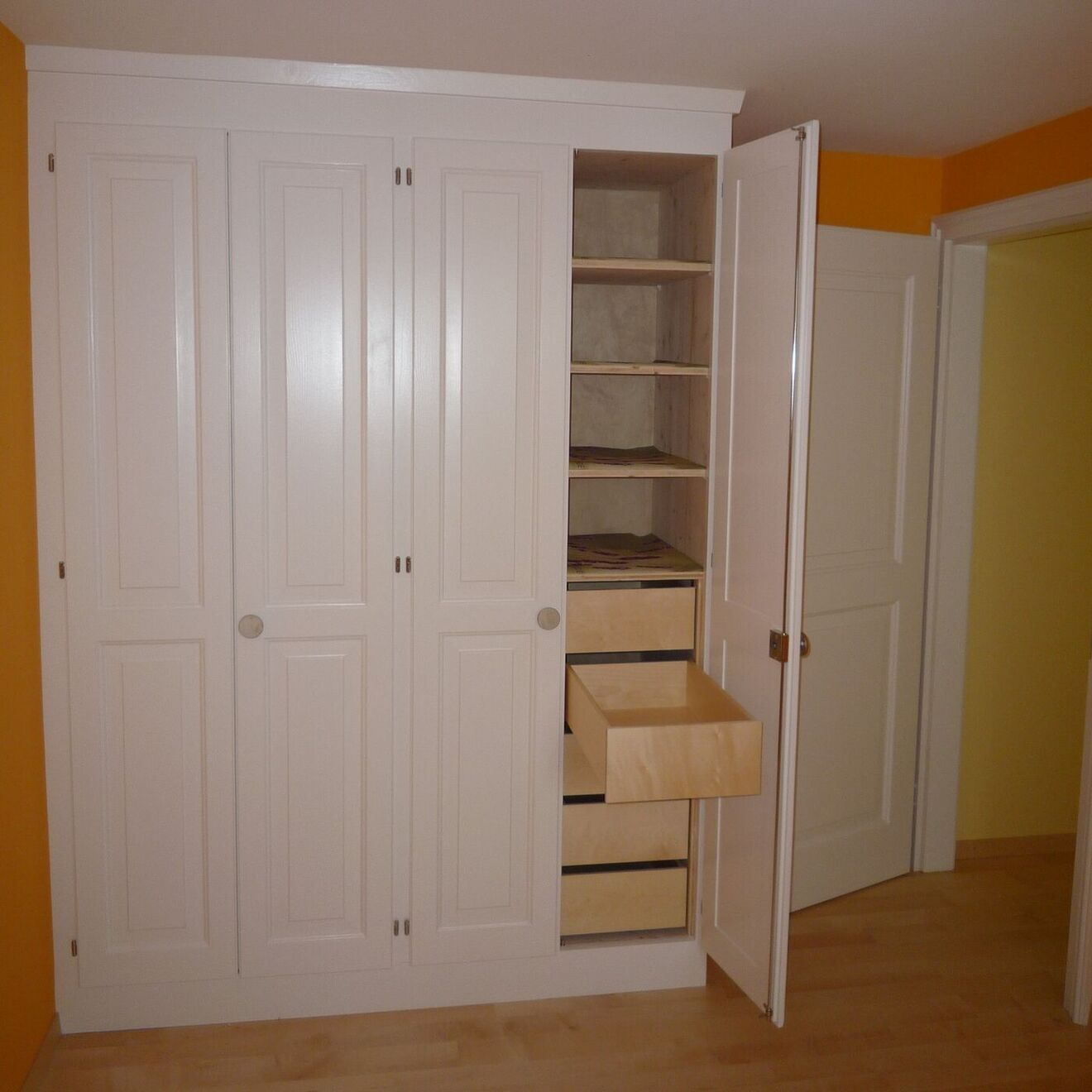 Wandschrank Kleiderschrank mit gestemmten Türen mit Schubladen