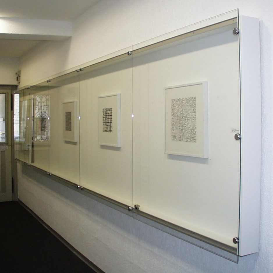 Glasvitrine an Wand für Ausstellung