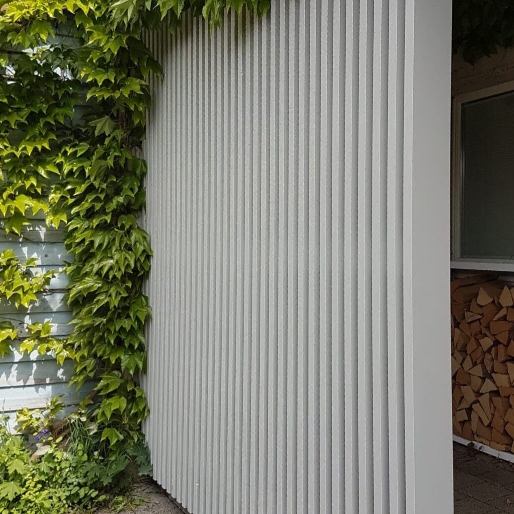 halbtransparente Sichtschutzwand gestrichen